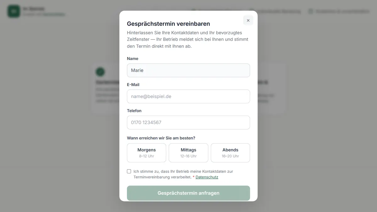 Dialogfenster „Gesprächstermin vereinbaren" über der Ergebnisseite: Felder für Name, E-Mail und Telefon, die Frage „Wann erreichen wir Sie am besten?" mit den Zeitfenstern Morgens 8–12 Uhr, Mittags 12–16 Uhr und Abends 16–20 Uhr, eine Einwilligungs-Checkbox und die Schaltfläche „Gesprächstermin anfragen".